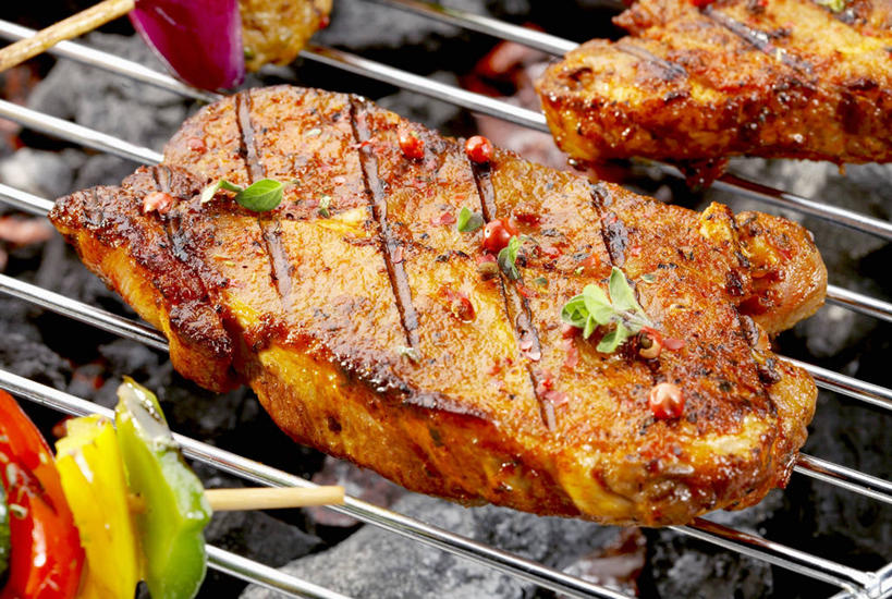 无人,横图,俯视,室内,特写,白天,烧烤,辣椒,蔬菜,阴影,新鲜,反射,影子,肉,食品,烤架,烤肉,猪肉,肉类,竹签,食物,铁架,有机食品,绿色食品,肉食,彩椒,辣角,红海椒,大椒,辣虎,广椒,豚肉,取食签,甜椒,柿子椒,辣子,海椒,番椒,灯笼椒,彩图,高角度拍摄