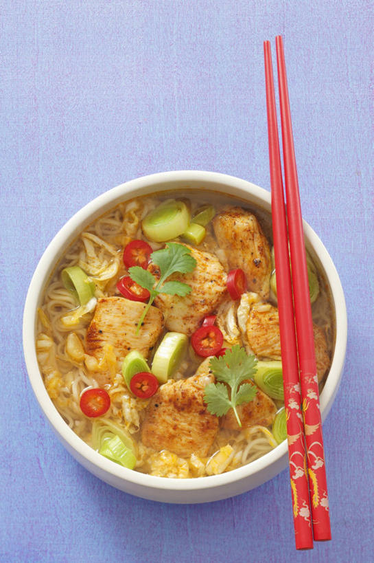 面食,面条,肌肉,健壮,无人,竖图,俯视,室内,特写,白天,烹饪,中餐,餐桌,筷子,桌子,辣椒,蔬菜,餐具,一双,阴影,蓝色背景,新鲜,反射,影子,陶瓷,香菜,面,料理,食品,陶瓷制品,文化,传统,菜肴,美食,食物,一个,容器,碗,健康,中式,活力,力量,摄影,佳肴,有机食品,绿色食品,影棚,单个,餐台,青春,储藏,礼节,强壮,储存,礼仪,辣角,红海椒,大椒,辣虎,广椒,胡菜,香荽,原荽,园荽,芫荽,胡荽,莞荽,芫茜,芫蓿,莚葛草,莚荽菜,进餐用具,辣子,红辣椒,海椒,番椒,彩图,高角度拍摄,影棚拍摄,拍摄,贮存