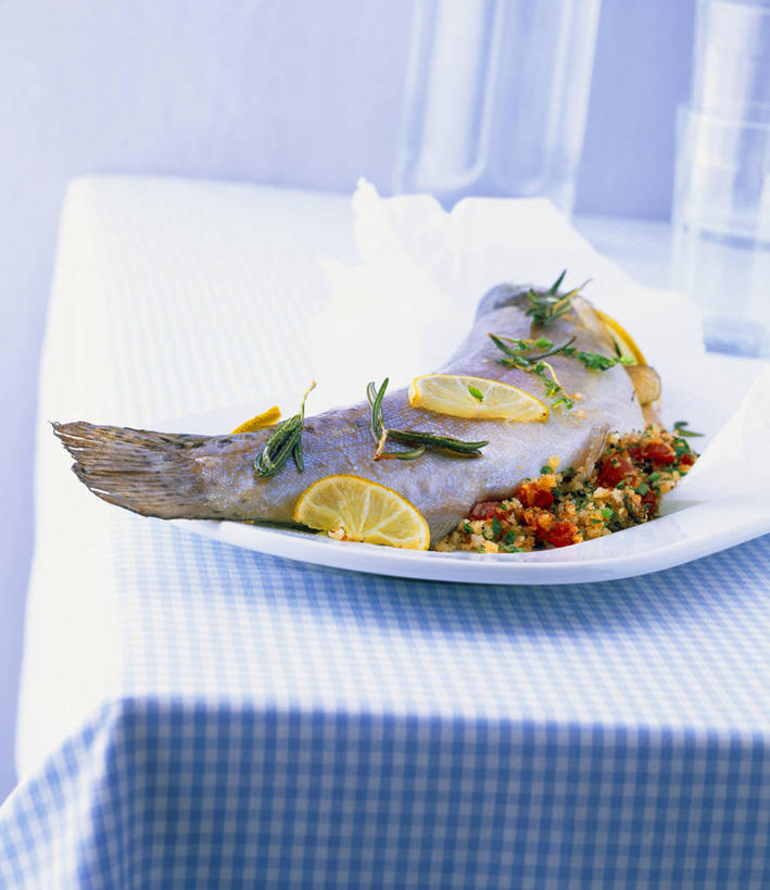 无人,竖图,俯视,室内,特写,白天,餐桌,桌子,鳟鱼,柠檬,餐具,水果,阴影,新鲜,反射,包装,包装纸,布料,碟子,铝箔纸,盘,锡箔纸,影子,纸,肉,生食,鱼肉,食品,果实,纸张,布纹,肉类,桌布,食物,一个,盘子,餐巾,碟,台布,有机食品,绿色食品,单个,餐台,包装材料,肉食,锡箔,铝箔,鮅,赤眼鱼,红目鳟,红眼棒,野草鱼,益母果,柠果,彩图,高角度拍摄