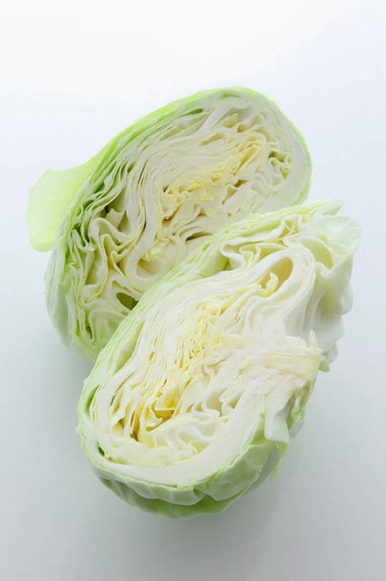 无人,竖图,俯视,室内,特写,白天,白色背景,餐桌,桌子,蔬菜,椰菜,卷心菜,切开,阴影,新鲜,反射,影子,食品,食物,一个,绿色,切,甘蓝,摄影,有机食品,绿色食品,影棚,单个,餐台,剖面,切面,结球甘蓝,甘兰,包心菜,彩图,高角度拍摄,影棚拍摄,拍摄