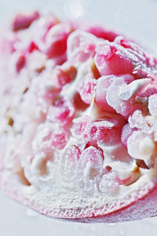 无人,竖图,俯视,室内,特写,白天,白色背景,餐桌,桌子,石榴,水果,阴影,新鲜,反射,影子,冰,生食,冰块,食品,果实,冷冻,食物,寒冷,摄影,有机食品,绿色食品,影棚,冷藏,餐台,冰冷,保鲜,涂林,若榴,金罂,金庞,丹若,安石榴,彩图,高角度拍摄,影棚拍摄,拍摄