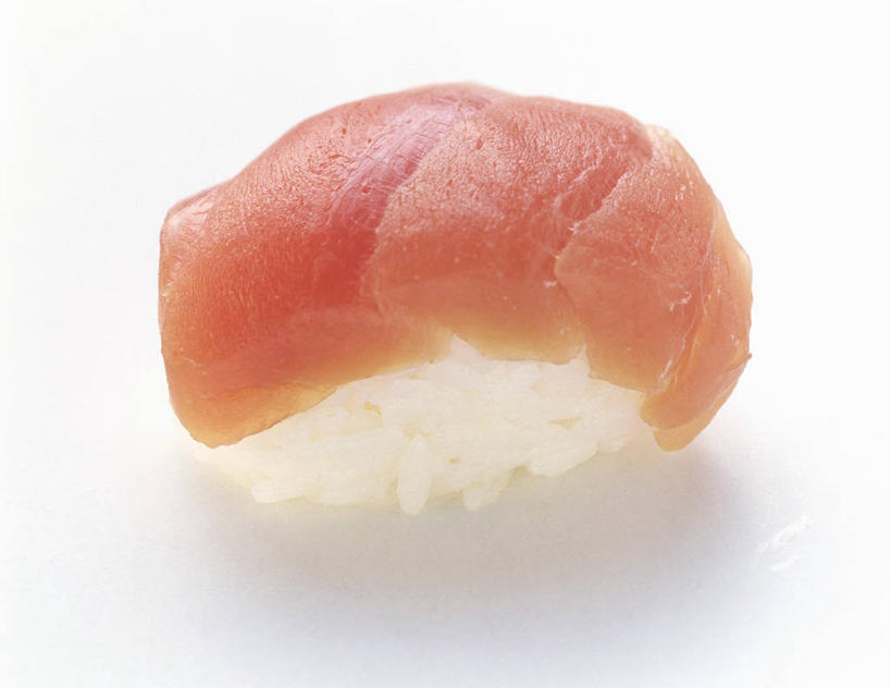 米饭,寿司,无人,横图,俯视,室内,特写,白天,白色背景,烹饪,餐桌,桌子,一块,阴影,反射,影子,肉,鱼肉,日本料理,料理,食品,饭,鲔鱼,金枪鱼,菜肴,美食,肉类,食物,日式料理,日式,摄影,佳肴,影棚,餐台,五谷,吞拿鱼,醋饭,肉食,四喜饭,彩图,高角度拍摄,影棚拍摄,拍摄