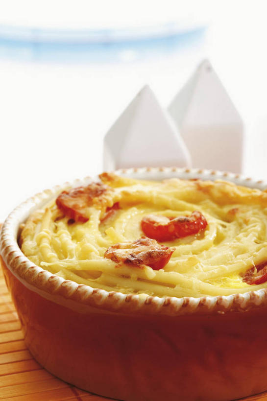 面食,面条,奶酪,意大利面,无人,竖图,俯视,室内,特写,白天,西餐,餐桌,桌子,蔬菜,西红柿,一堆,许多,阴影,堆叠,堆积,朦胧,模糊,新鲜,反射,木制,影子,陶瓷,面,干酪,起司,料理,食品,陶瓷制品,芝士,营养,食物,红色,木制品,容器,碗,乳酪,西式,有机食品,绿色食品,餐台,储藏,堆,乳制品,储存,发酵,番茄,彩图,高角度拍摄,贮存