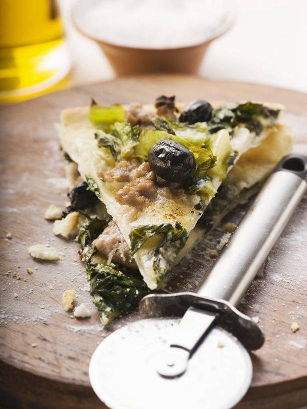 奶酪,无人,竖图,俯视,室内,特写,白天,烹饪,西餐,餐桌,桌子,橄榄,菠菜,蔬菜,水果,阴影,朦胧,模糊,新鲜,反射,木制,影子,生食,干酪,起司,料理,食品,披萨,匹萨,果实,案板,刀具,芝士,营养,蔬果,菜肴,美食,砧板,食物,一个,木制品,刀,快餐,乳酪,西式,佳肴,有机食品,绿色食品,单个,餐台,乳制品,比萨,发酵,西式快餐,垃圾食品,意大利薄饼,披萨刀,比萨刀,比萨轮刀,轮刀,匹萨刀,匹萨轮刀,青果,白榄,鹦鹉菜,鼠根菜,角菜,红嘴绿鹦哥,赤根菜,菠薐菜,波斯草,彩图,高角度拍摄,披萨轮刀