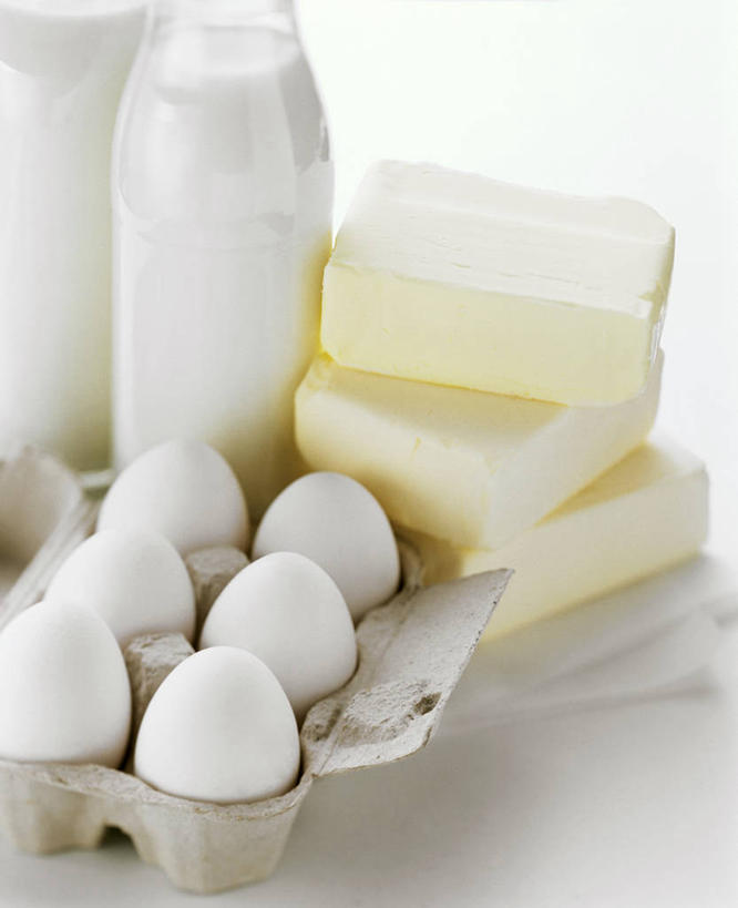 奶酪,牛奶,无人,竖图,俯视,室内,特写,白天,白色背景,餐桌,桌子,一堆,一排,许多,阴影,堆叠,堆积,环保,整齐,反射,蛋格,影子,蛋,鸡蛋,干酪,起司,饮品,芝士,营养,玻璃制品,饮料,排列,白色,玻璃瓶,瓶子,乳酪,摄影,影棚,能源,餐台,堆,回收,资源,乳制品,奶,牛乳,队列,发酵,利用,低碳,循环,蛋托,安神,蛋盒,卵,持续,彩图,高角度拍摄,影棚拍摄,拍摄