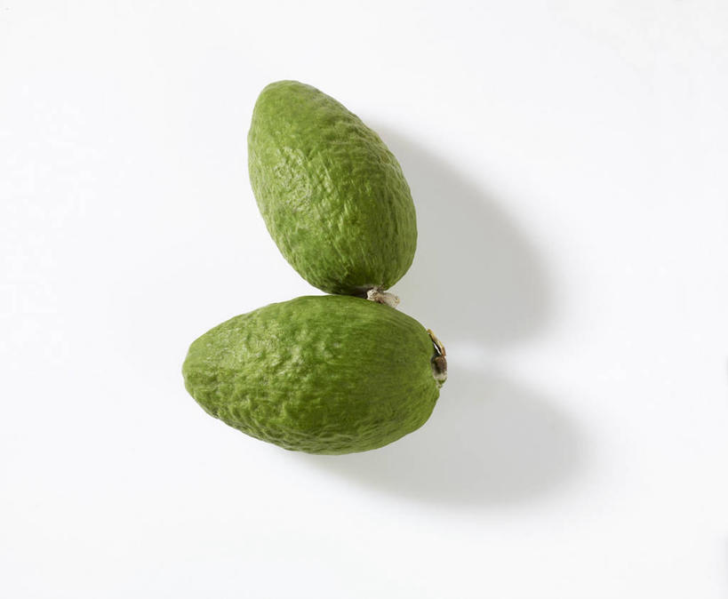 无人,横图,俯视,室内,特写,白天,白色背景,餐桌,桌子,水果,阴影,新鲜,反射,影子,生食,食品,果实,食物,两个,绿色,摄影,有机食品,绿色食品,影棚,餐台,彩图,高角度拍摄,影棚拍摄,拍摄,菲油果,肥吉果,费约果