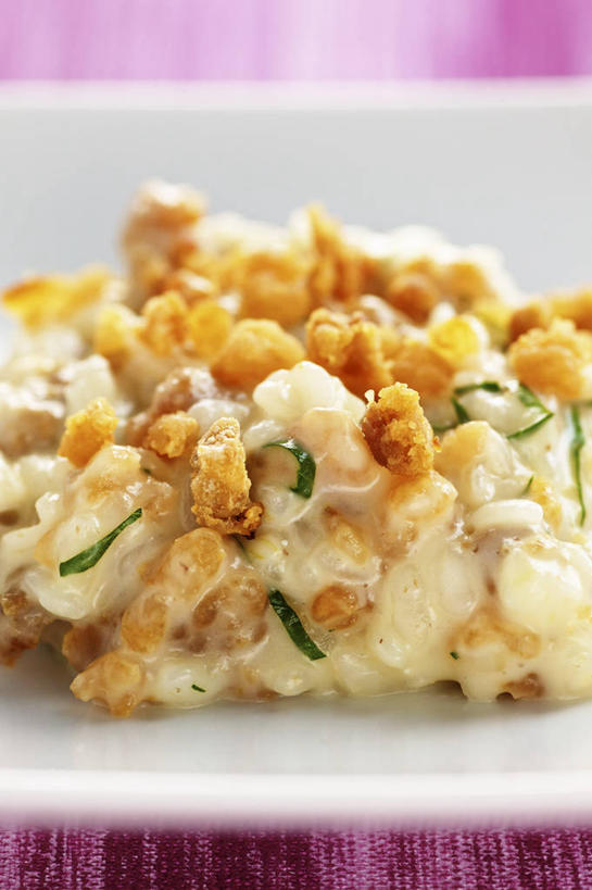 奶酪,无人,竖图,俯视,室内,特写,白天,烹饪,西餐,餐桌,桌子,餐具,一堆,许多,阴影,堆叠,堆积,朦胧,模糊,反射,碟子,盘,影子,谷类,谷物,干酪,起司,料理,食品,米,芝士,营养,大米,菜肴,美食,食物,一个,白色,盘子,碟,乳酪,西式,佳肴,单个,餐台,堆,乳制品,发酵,彩图,高角度拍摄