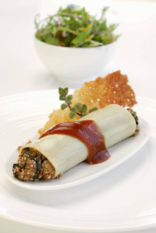 点心,面包,无人,竖图,俯视,室内,特写,白天,白色背景,餐桌,桌子,蔬菜,餐具,一堆,许多,阴影,堆叠,堆积,新鲜,反射,碟子,盘,影子,陶瓷,生菜,莴苣,调料,酱料,酱汁,茄汁,肉,生食,蔬菜沙拉,佐料,牛肉,沙拉,食品,面点,陶瓷制品,调味品,调味料,色拉,番茄酱,酱,沙律,肉类,食物,糕点,白色,盘子,容器,碟,碗,摄影,有机食品,绿色食品,影棚,餐台,色拉酱,储藏,堆,牛至,储存,千岛酱,滇香蕾,肉食,土香薷,春菜,鹅仔菜,莴仔菜,千金菜,叶用莴苣,荆芥,香薷,奥勒冈草,白花土荆芥,白花茵陈,川香薷,俄力冈叶,减脂叶,满山香,蘑菇草,披萨草,银薄荷,止痢草,彩图,高角度拍摄,影棚拍摄,拍摄,贮存