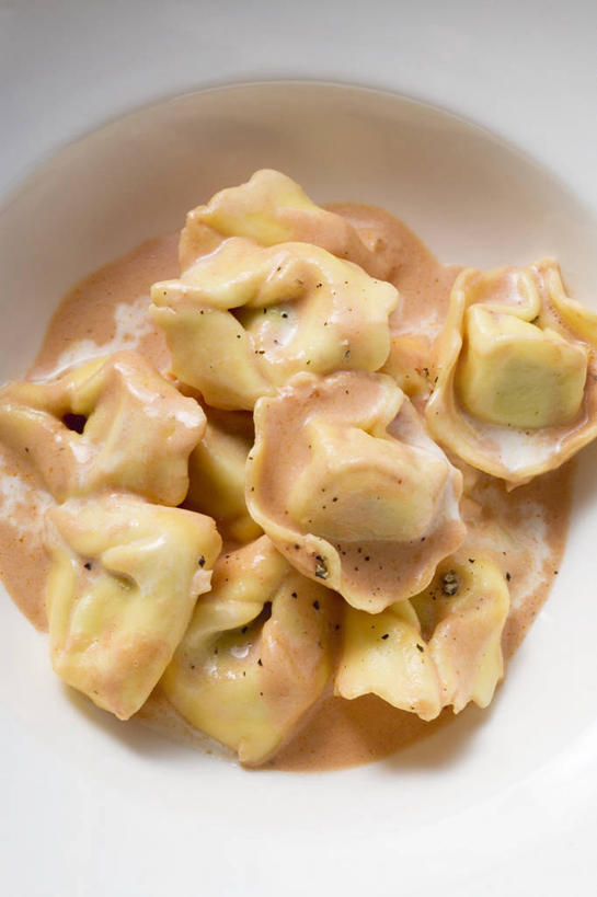 面食,奶酪,无人,竖图,俯视,室内,特写,白天,烹饪,西餐,餐桌,桌子,蔬菜,西红柿,一堆,许多,阴影,堆叠,堆积,新鲜,反射,影子,陶瓷,干酪,起司,料理,食品,饺子,面点,陶瓷制品,芝士,营养,小吃,菜肴,美食,食物,一个,红色,白色,容器,碗,乳酪,西式,佳肴,有机食品,绿色食品,单个,餐台,储藏,堆,乳制品,储存,发酵,意大利饺子,番茄,彩图,高角度拍摄,贮存