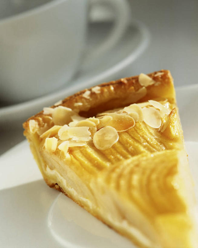 点心,无人,竖图,俯视,室内,特写,白天,白色背景,下午茶,餐桌,桌子,苹果,杯子,餐具,水果,阴影,朦胧,模糊,新鲜,反射,瓷器,碟子,盘,影子,生食,食品,果实,咖啡杯,陶瓷制品,食物,糕点,一个,白色,盘子,碟,摄影,有机食品,绿色食品,影棚,单个,餐台,苹果蛋糕,瓷杯,彩图,高角度拍摄,影棚拍摄,拍摄,蛋糕