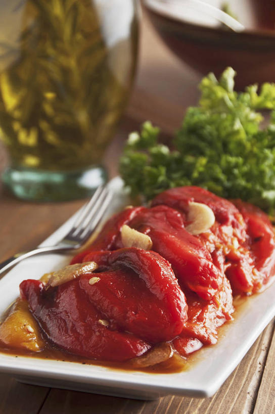 无人,竖图,俯视,室内,特写,白天,餐桌,桌子,辣椒,蔬菜,蒜,餐具,一把,阴影,朦胧,模糊,新鲜,反射,木制,叉子,碟子,盘,影子,调味,食用油,香料,油,佐料,橄榄油,食品,蒜头,玻璃制品,食物,红色,白色,盘子,玻璃瓶,木制品,瓶子,碟,有机食品,绿色食品,餐台,配料,彩椒,餐叉,植物油,辣角,红海椒,大椒,辣虎,广椒,作料,胡蒜,进餐用具,甜椒,柿子椒,辣子,海椒,番椒,灯笼椒,大蒜,彩图,高角度拍摄