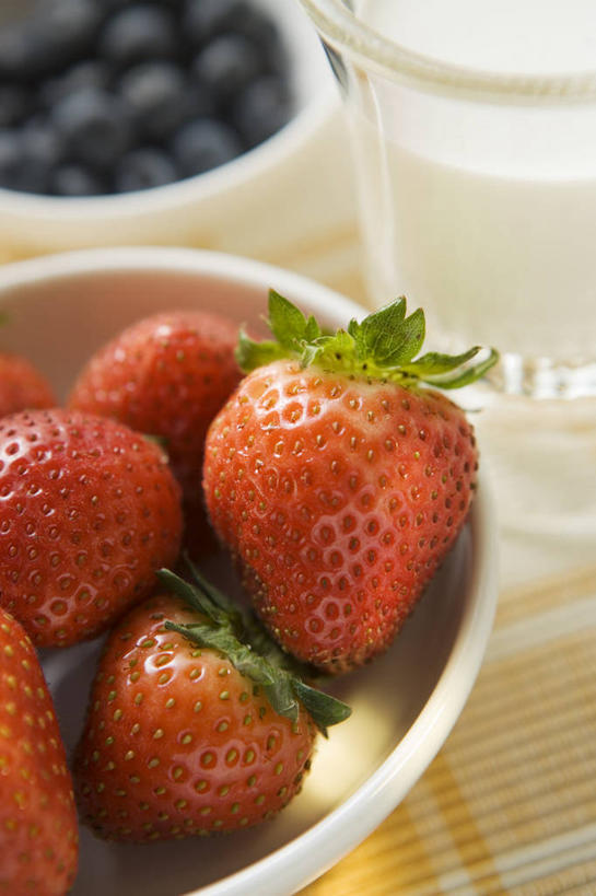 无人,竖图,俯视,室内,特写,白天,水,餐桌,桌子,草莓,浆果,蓝莓,杯子,水果,一堆,许多,阴影,堆叠,堆积,朦胧,模糊,新鲜,反射,液体,影子,陶瓷,生食,食品,果实,陶瓷制品,饮用水,玻璃制品,食物,红色,白色,容器,水杯,碗,矿泉水,有机食品,绿色食品,餐台,储藏,堆,储存,蒸馏水,玻璃杯,洋莓,水果皇后,山都柿,蓝浆果,蓝靛果,红莓,地莓,彩图,高角度拍摄,贮存