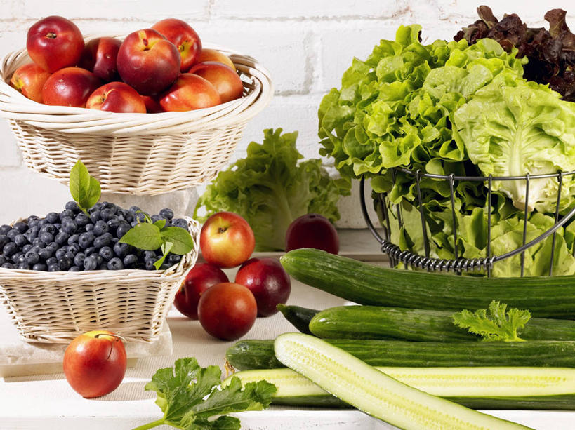 无人,横图,室内,特写,白天,正面,餐桌,桌子,浆果,蓝莓,桃子,黄瓜,蔬菜,水果,一堆,许多,阴影,堆叠,堆积,新鲜,反射,影子,生菜,莴苣,生食,食品,果实,油桃,蔬果,食物,蓝色,有机食品,绿色食品,餐台,堆,横截面,剖面,肺果,春菜,鹅仔菜,莴仔菜,千金菜,叶用莴苣,李光桃,截面,截面图形,山都柿,蓝浆果,蓝靛果,青瓜,胡瓜,彩图