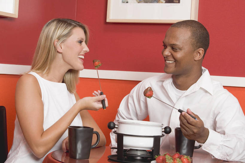 西方人,两个人,餐厅,坐,笑,吃,微笑,露齿笑,横图,室内,白天,正面,爱情,餐桌,桌子,草莓,浆果,杯子,水果,欧洲,非洲,黑人,欧洲人,握,阴影,服装,新鲜,融化,反射,瓷器,影子,墙,生食,食品,糖,糖果,甜点,甜品,果实,咖啡杯,陶瓷制品,浪漫,注视,休闲装,火锅,墙壁,墙面,食物,衣服,红色,白色,甜食,巧克力,观察,看,休闲,温暖,温馨,休闲服,恩爱,握着,恋人,服饰,有机食品,绿色食品,餐台,观看,朱古力,和睦,察看,关注,挂画,瓷杯,熔化,取食签,暖锅,溶化,熔解,消溶,男人,男性,年轻男性,年轻女性,女人,女性,白种人,非洲人,情侣,装饰画,洋莓,水果皇后,红莓,地莓,嚼,食,坐着,半身,彩图,餐馆,饭店,饭馆,巧克力火锅,伴侣,融洽