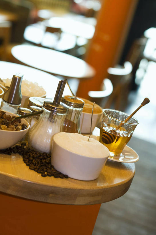 蜂蜜,咖啡,无人,竖图,俯视,室内,白天,幸福,餐桌,桌子,杯子,椅子,阴影,朦胧,模糊,反射,影子,勺子,陶瓷,食品,糖,糖果,甜点,甜品,陶瓷制品,娱乐,玻璃制品,食物,饮料,容器,水杯,调羹,汤匙,碗,甜食,巧克力,享受,休闲,温馨,搅拌棒,放松,乐趣,餐台,储藏,朱古力,提神,舒适,储存,咖啡店,醒脑,咖啡屋,花蜜,止痛,软饮料,解毒,搅蜜棒,蜂蜜棒,冬酿,石蜜,玻璃杯,彩图,高角度拍摄,咖啡馆,贮存