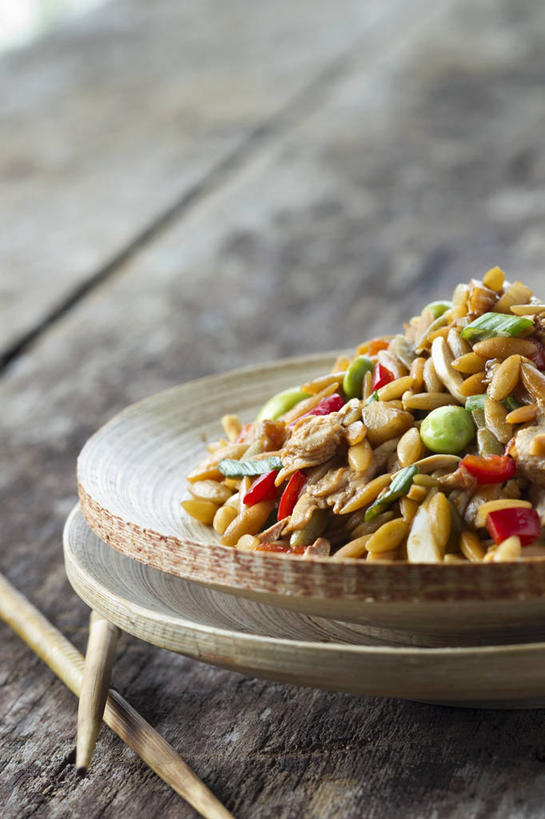 无人,竖图,俯视,室内,特写,白天,烹饪,中餐,植物,餐桌,筷子,桌子,豆,大豆,蔬菜,餐具,一堆,一双,许多,阴影,堆叠,堆积,朦胧,模糊,新鲜,反射,木制,影子,豆类,豆子,毛豆,鸡肉,肉,料理,食品,文化,传统,菜肴,美食,肉类,食物,木制品,中式,佳肴,有机食品,绿色食品,餐台,堆,礼节,礼仪,肉食,豆科,枝豆,进餐用具,黄豆,彩图,高角度拍摄