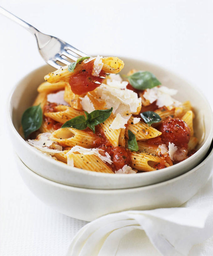 面食,奶酪,通心粉,无人,竖图,俯视,室内,特写,白天,白色背景,西餐,植物,餐桌,桌子,餐具,叶子,一把,一堆,许多,阴影,堆叠,堆积,反射,叉子,影子,陶瓷,调料,酱料,酱汁,面,茄汁,通心面,香料,佐料,干酪,起司,料理,食品,绿叶,草药,陶瓷制品,调味品,芝士,营养,调味料,番茄酱,酱,中药,食物,两个,白色,容器,碗,香草,嫩叶,乳酪,西式,摄影,影棚,餐台,储藏,堆,罗勒,乳制品,储存,紫苏,药材,中草药,发酵,餐叉,九层塔,圣约瑟夫草,甜罗勒,兰香,中药材,本草,叶,叶片,进餐用具,彩图,高角度拍摄,影棚拍摄,拍摄,贮存