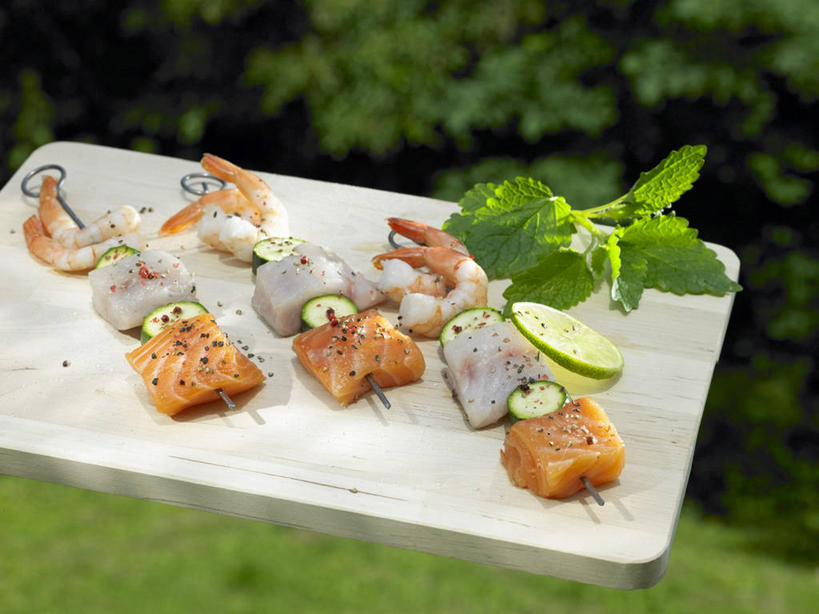 无人,横图,俯视,室外,特写,白天,草地,草坪,植物,水果,叶子,金属制品,阴影,朦胧,模糊,新鲜,光线,金属,木制,影子,调味,肉,生食,虾,香料,鱼肉,佐料,食品,果实,绿叶,案板,肉类,大虾,砧板,草,树,树木,食物,绿色,阳光,自然,木制品,嫩叶,有机食品,绿色食品,生长,对虾,成长,配料,肉食,斑节虾,取食签,作料,酸橙,代代,东方对虾,中国对虾,叶,叶片,橙子,橙,彩图,高角度拍摄