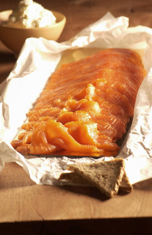 三文鱼,无人,竖图,俯视,室内,特写,白天,烹饪,西餐,餐桌,桌子,鲑鱼,阴影,朦胧,模糊,反射,木制,包装,包装纸,影子,纸,肉,鱼肉,料理,食品,纸张,菜肴,美食,肉类,食物,木制品,西式,佳肴,餐台,大马哈鱼,包装材料,牛皮纸,肉食,撒蒙鱼,萨门鱼,冰海之皇,鲑,马哈鱼,麻哈鱼,大麻哈鱼,彩图,高角度拍摄