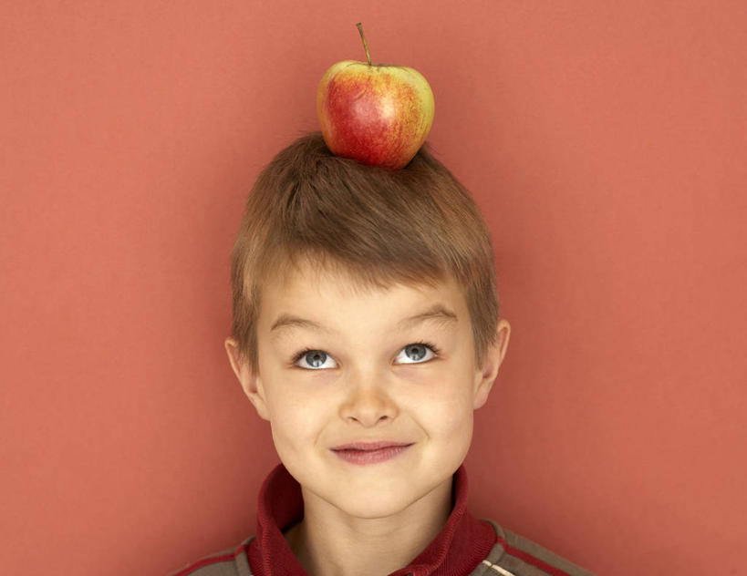 西方人,儿童,头发,一个人,站,笑,微笑,横图,室内,特写,白天,正面,纯洁,苹果,水果,欧洲,欧洲人,仅一个男性,仅一个人,橙色背景,阴影,服装,新鲜,反射,影子,生食,食品,棕色,果实,顶,注视,休闲装,食物,一个,小孩,衣服,观察,看,站着,仅一个小孩,休闲,休闲服,可爱,童年,童趣,摄影,服饰,有机食品,绿色食品,影棚,单个,观看,察看,关注,童真,烂漫,无邪,天真,男孩,男人,男性,白种人,孩子,直发,站立,半身,彩图,影棚拍摄,拍摄,短发,男生