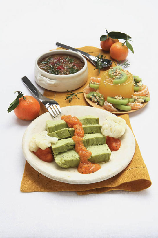 点心,无人,竖图,俯视,室内,特写,白天,白色背景,餐桌,桌子,柑橘,餐具,水果,叶子,阴影,新鲜,反射,布料,碟子,盘,影子,勺子,生食,汤,食品,甜点,甜品,果实,绿叶,布纹,桌布,食物,白色,盘子,餐巾,调羹,碟,台布,汤匙,果冻,甜食,零食,嫩叶,摄影,有机食品,绿色食品,影棚,餐台,啫喱,叶,叶片,橘子,桔子,橙子,橙,彩图,高角度拍摄,影棚拍摄,拍摄