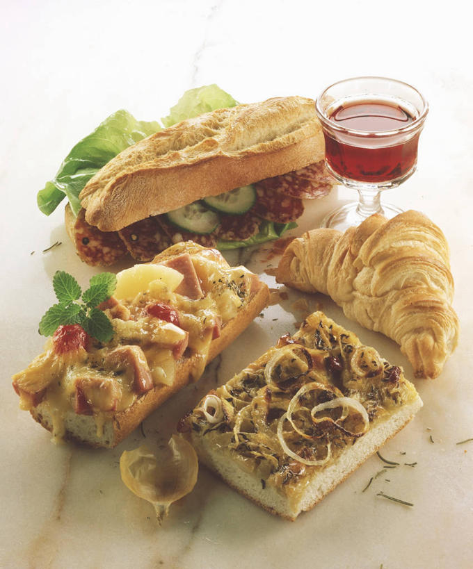 点心,面包,无人,竖图,俯视,室内,特写,白天,烹饪,西餐,餐桌,桌子,蔬菜,叶子,玻璃,阴影,新鲜,反射,影子,调料,酱料,酱汁,茄汁,佐料,料理,食品,面点,披萨,匹萨,羊角面包,绿叶,调味品,调味料,番茄酱,酱,菜肴,美食,玻璃制品,食物,糕点,容器,碗,快餐,嫩叶,牛角面包,西式,佳肴,有机食品,绿色食品,餐台,储藏,比萨,储存,西式快餐,垃圾食品,意大利薄饼,叶,叶片,彩图,高角度拍摄,贮存