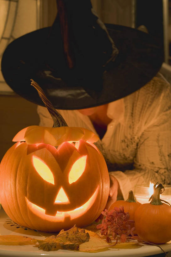 西方人,脸,头,脸颊,一个人,坐,竖图,俯视,室内,白天,餐桌,桌子,南瓜,蔬菜,帽子,照明,欧洲,欧洲人,仅一个年轻女性,仅一个女性,仅一个人,戴,阴影,服装,节日,朦胧,模糊,庆祝,新鲜,装饰,光线,影子,灯光,金瓜,食品,休闲装,文化,镂空,番瓜,灯,食物,衣服,黑色,灯具,庆典,休闲,休闲服,南瓜灯,万圣节,服饰,有机食品,绿色食品,餐台,纪念,华丽,修饰,麦瓜,倭瓜,照亮,点缀,戴着,照明设备,巫师帽,衬托,美观,雅致,雅观,一顶,镂刻,年轻女性,女人,女性,白种人,头部,脸部,脸蛋,面部,坐着,半身,彩图,高角度拍摄