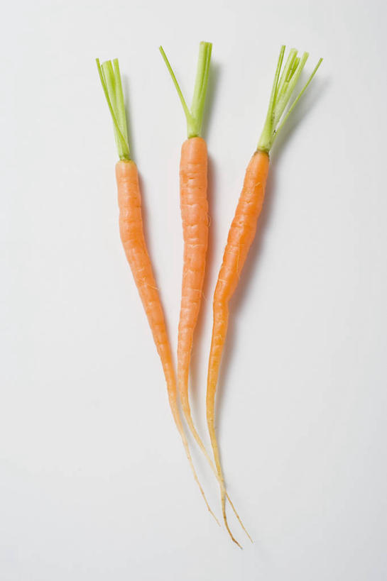 无人,竖图,俯视,室内,特写,白天,白色背景,餐桌,桌子,萝卜,胡萝卜,蔬菜,一排,阴影,新鲜,整齐,反射,影子,食品,食物,排列,三个,橙色,摄影,有机食品,绿色食品,影棚,餐台,队列,红萝卜,甘荀,彩图,高角度拍摄,影棚拍摄,拍摄