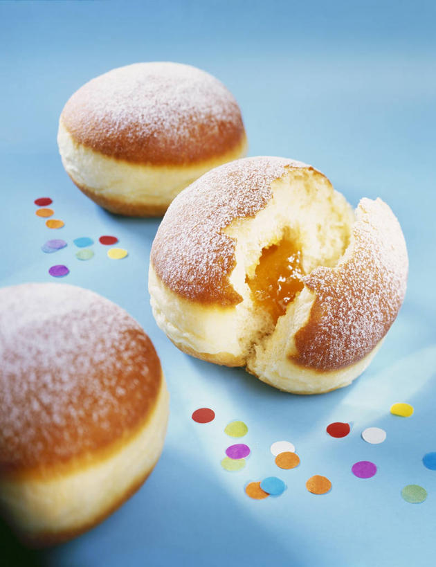 点心,面包,无人,竖图,俯视,彩色,室内,特写,白天,餐桌,桌子,阴影,蓝色背景,装饰,反射,影子,食品,面点,纸屑,食物,糕点,三个,摄影,影棚,餐台,五颜六色,华丽,修饰,碎纸,点缀,五彩缤纷,碎纸条,衬托,美观,雅致,雅观,绚烂,五彩纸屑,彩图,高角度拍摄,影棚拍摄,拍摄