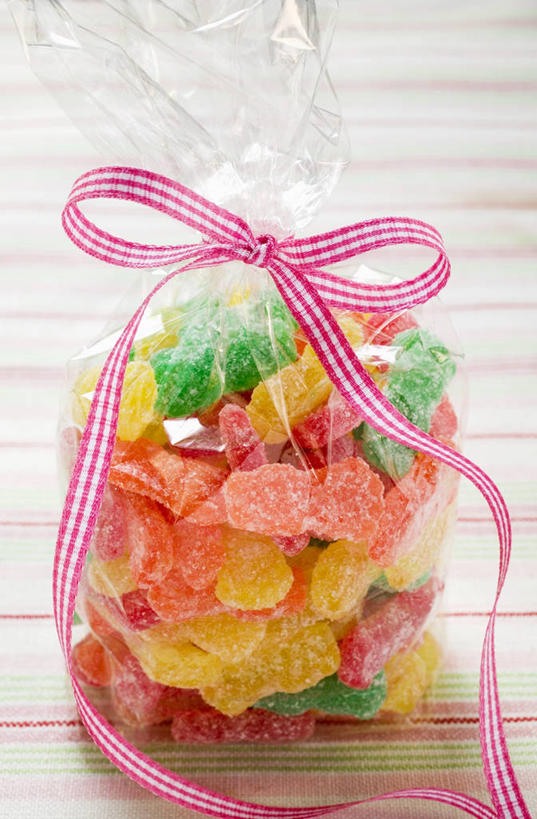 无人,竖图,俯视,彩色,室内,特写,白天,餐桌,桌子,袋子,一堆,许多,阴影,堆叠,堆积,朦胧,模糊,装饰,反射,木制,丝绸,丝带,影子,塑料,食品,糖,糖果,甜点,甜品,缎带,软糖,绸带,食物,一个,木制品,塑料制品,甜食,单个,餐台,堆,五颜六色,华丽,修饰,色彩斑斓,点缀,五彩缤纷,塑封,衬托,美观,雅致,雅观,五彩斑斓,五光十色,彩图,高角度拍摄,密封袋,塑封袋