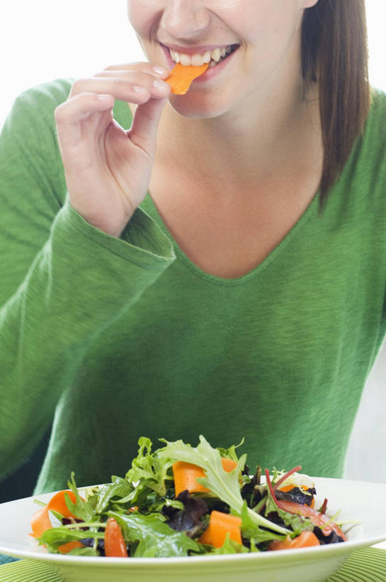 西方人,手,一个人,坐,笑,吃,微笑,露齿笑,竖图,室内,白天,白色背景,正面,餐桌,桌子,萝卜,胡萝卜,蔬菜,餐具,欧洲,欧洲人,仅一个年轻女性,仅一个女性,仅一个人,一堆,许多,握,阴影,堆叠,堆积,服装,新鲜,反射,碟子,盘,影子,生食,蔬菜沙拉,沙拉,食品,休闲装,色拉,沙律,食物,衣服,绿色,盘子,碟,休闲,手部,休闲服,握着,摄影,服饰,有机食品,绿色食品,影棚,餐台,色拉酱,堆,单手,千岛酱,芝麻菜,德国芥菜,火箭生莱,芸芥,芝麻叶,紫花南芥,年轻女性,女人,女性,白种人,红萝卜,甘荀,嚼,食,坐着,半身,彩图,影棚拍摄,拍摄