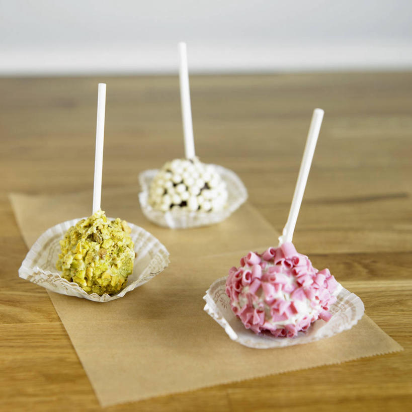 无人,方图,俯视,室内,特写,白天,餐桌,桌子,贝壳,阴影,朦胧,模糊,反射,木制,棒棒糖,包装,包装纸,影子,纸,食品,糖,糖果,坚果,甜点,甜品,果实,纸张,食物,三个,木制品,甜食,干果,餐台,包装材料,贝类外壳,海螺壳,软体动物外壳,彩图,高角度拍摄