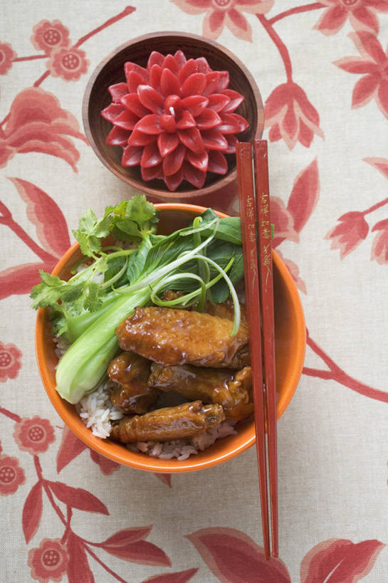 无人,竖图,俯视,室内,特写,白天,烹饪,中餐,餐桌,桌子,蔬菜,椰菜,卷心菜,阴影,新鲜,装饰,盛开,反射,影子,塑料,鸡肉,肉,料理,食品,花蕾,鸡翅,菜肴,美食,肉类,花,花瓣,花朵,鲜花,食物,两个,容器,塑料制品,碗,花苞,花蕊,中式,甘蓝,佳肴,有机食品,绿色食品,餐台,储藏,华丽,修饰,点缀,储存,肉食,衬托,美观,雅致,雅观,结球甘蓝,甘兰,包心菜,彩图,高角度拍摄,贮存