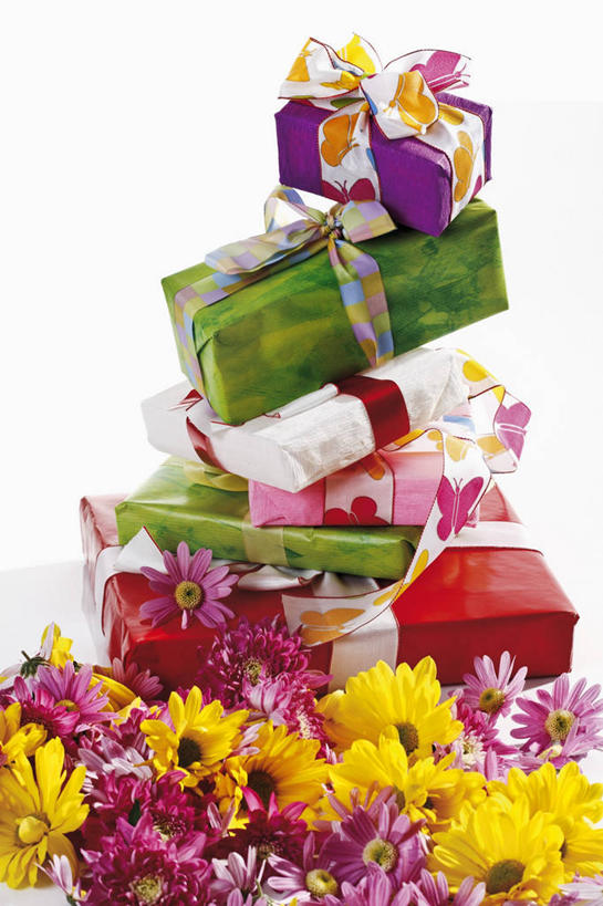 无人,竖图,俯视,室内,特写,白天,白色背景,餐桌,桌子,礼盒,礼物,一堆,许多,阴影,堆叠,堆积,装饰,盛开,反射,丝绸,丝带,影子,纸盒,非洲菊,缎带,花蕾,绸带,盒子,花,花瓣,花朵,鲜花,粉色,黄色,紫色,包装盒,礼品盒,花苞,花蕊,菊花,摄影,礼品,影棚,餐台,堆,华丽,修饰,点缀,扶郎花,灯盏花,千日菊,衬托,美观,雅致,雅观,彩图,高角度拍摄,影棚拍摄,拍摄