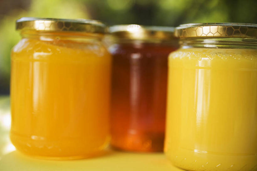 蜂蜜,无人,横图,室外,特写,白天,正面,餐桌,桌子,玻璃,阴影,朦胧,模糊,光线,影子,玻璃制品,三个,黄色,红色,阳光,玻璃瓶,瓶子,橙色,餐台,花蜜,广口瓶,止痛,解毒,冬酿,石蜜,彩图