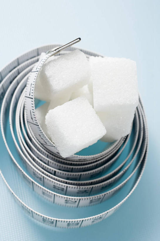 无人,竖图,俯视,室内,特写,白天,餐桌,桌子,一堆,阴影,堆叠,堆积,蓝色背景,环绕,缠绕,反射,测量,皮尺,影子,刻度,调料,糖,调味品,调味料,方糖,一个,白色,尺,保养,保健,摄影,影棚,单个,餐台,堆,测量工具,尺子,减肥,腰围尺,瘦身,纠缠,量具,量仪,塑料卷尺,半方糖,白方糖,彩图,高角度拍摄,影棚拍摄,拍摄