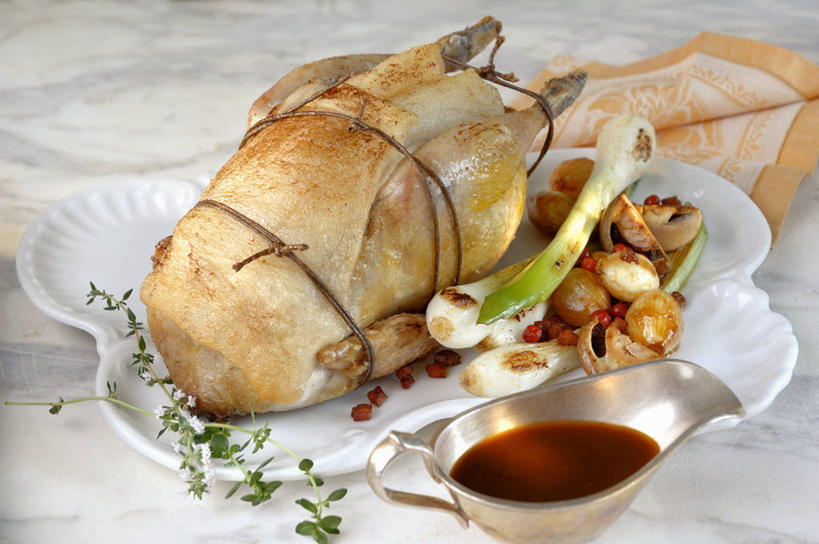 无人,横图,俯视,室内,特写,白天,烹饪,西餐,餐桌,桌子,蔬菜,洋葱,餐具,金属制品,阴影,新鲜,反射,金属,碟子,盘,影子,调料,鸡肉,酱料,酱汁,肉,佐料,料理,食品,调味品,调味料,酱,菜肴,美食,肉类,食物,白色,盘子,容器,绳子,碟,烤鸡,西式,佳肴,有机食品,绿色食品,餐台,储藏,捆绑,绳索,储存,玉葱,肉食,绑缚,圆葱,洋葱头,球葱,葱头,彩图,高角度拍摄,贮存