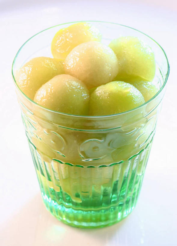 无人,竖图,俯视,室内,特写,白天,白色背景,餐桌,桌子,杯子,水果,一堆,许多,阴影,堆叠,堆积,新鲜,反射,圆形,影子,生食,食品,果实,甜瓜,玻璃制品,球,食物,一个,水杯,摄影,有机食品,绿色食品,影棚,单个,餐台,堆,甘瓜,白兰瓜,兰州蜜瓜,玻璃杯,彩图,高角度拍摄,影棚拍摄,拍摄