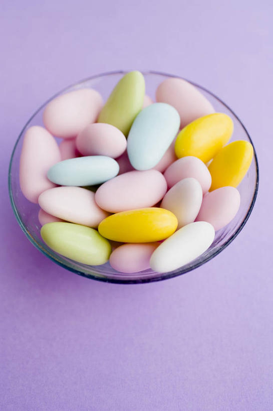 无人,竖图,俯视,室内,特写,白天,餐桌,桌子,玻璃,一堆,许多,阴影,堆叠,堆积,紫色背景,反射,影子,食品,糖,糖果,甜点,甜品,玻璃制品,食物,一个,容器,碗,甜食,摄影,影棚,单个,餐台,储藏,堆,储存,硬糖,彩图,高角度拍摄,影棚拍摄,拍摄,贮存