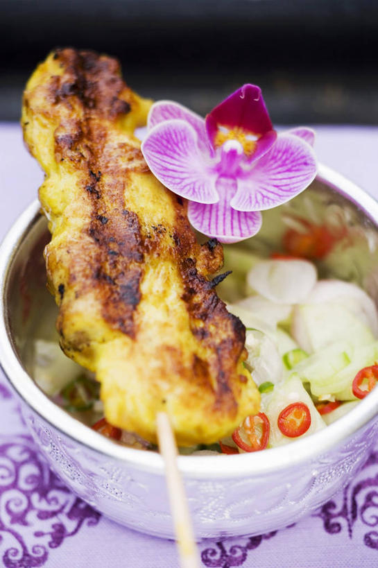 无人,竖图,俯视,室内,特写,白天,烹饪,餐桌,桌子,黄瓜,辣椒,蔬菜,阴影,新鲜,装饰,盛开,反射,影子,陶瓷,鸡肉,肉,料理,食品,石斛,陶瓷制品,泰式,花蕾,菜肴,美食,肉类,泰国料理,竹签,花,花瓣,花朵,鲜花,食物,一个,白色,容器,碗,花苞,花蕊,佳肴,有机食品,绿色食品,单个,餐台,储藏,华丽,修饰,点缀,储存,肉食,辣角,红海椒,大椒,辣虎,广椒,取食签,衬托,美观,雅致,雅观,石斛兰,金钗石斛,泰菜,泰国菜,泰式料理,青瓜,辣子,胡瓜,红辣椒,海椒,番椒,彩图,高角度拍摄,贮存