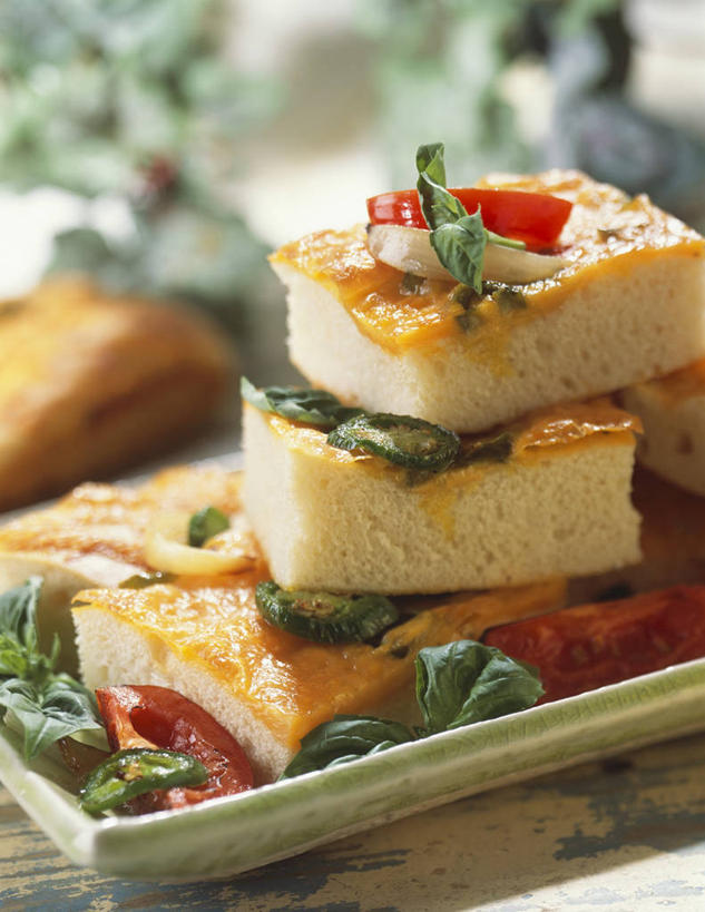 点心,面包,无人,竖图,俯视,室内,特写,白天,植物,餐桌,桌子,蔬菜,西红柿,餐具,叶子,一堆,许多,阴影,堆叠,堆积,朦胧,模糊,新鲜,反射,碟子,盘,影子,香料,食品,面点,绿叶,草药,中药,食物,糕点,一个,红色,盘子,碟,香草,嫩叶,有机食品,绿色食品,单个,餐台,堆,罗勒,紫苏,药材,中草药,九层塔,圣约瑟夫草,甜罗勒,兰香,中药材,本草,叶,叶片,番茄,彩图,高角度拍摄