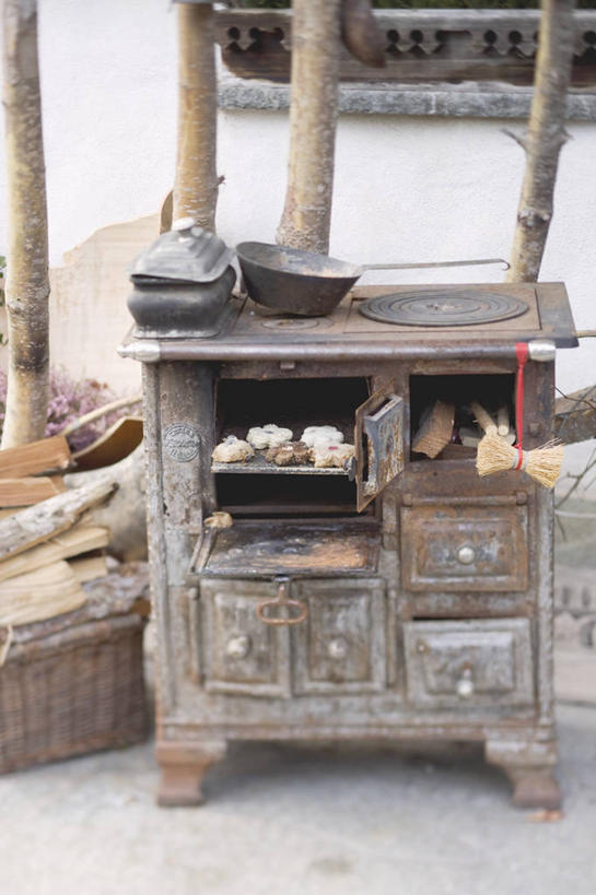 点心,无人,竖图,室外,白天,正面,柜子,餐具,圣诞节,节日,庆祝,碟子,盘,墙,乡村,农村,食品,曲奇,储物柜,文化,墙壁,墙面,食物,白色,盘子,碟,村庄,饼干,零食,庆典,纪念,村落,储存,曲奇饼,曲奇饼干,屯子,墟落,储备,蕴藏,贮备,彩图,贮存