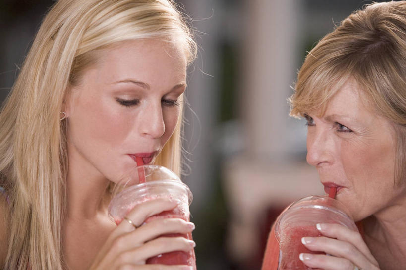 西方人,脸,头,脸颊,手,头发,伙伴,朋友,横图,室内,特写,白天,正面,友谊,杯子,欧洲,欧洲人,喝,握,阴影,服装,朦胧,模糊,反射,影子,塑料,冰,两杯,清凉,注视,休闲装,冷冻,肩膀,两个,衣服,塑料制品,吸管,冷饮,观察,看,休闲,舒服,手部,休闲服,金色,寒冷,握着,服饰,刨冰,冷藏,观看,塑料杯,单手,沙冰,解暑,察看,空心,关注,解渴,舒爽,饮管,消暑,保鲜,友情,年轻女性,女人,女性,中年女性,白种人,头部,长发,直发,脸部,脸蛋,面部,半身,彩图,圆柱状