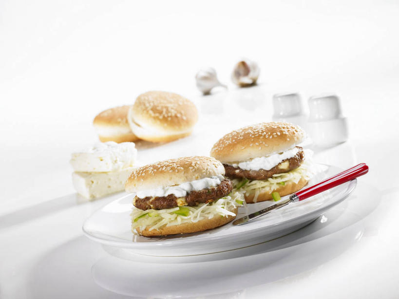 点心,面包,奶酪,牛奶,无人,横图,俯视,室内,特写,白天,白色背景,烹饪,西餐,餐桌,桌子,蔬菜,餐具,阴影,新鲜,反射,碟子,工具,盘,影子,肉,干酪,汉堡,牛肉,起司,料理,食品,面点,刀具,饮品,芝士,营养,酸奶,菜肴,美食,肉类,食物,糕点,饮料,白色,盘子,碟,刀,快餐,乳酪,西式,摄影,佳肴,有机食品,绿色食品,影棚,餐台,乳制品,奶,餐刀,发酵,肉食,西式快餐,垃圾食品,优格,优酪乳,彩图,高角度拍摄,影棚拍摄,拍摄