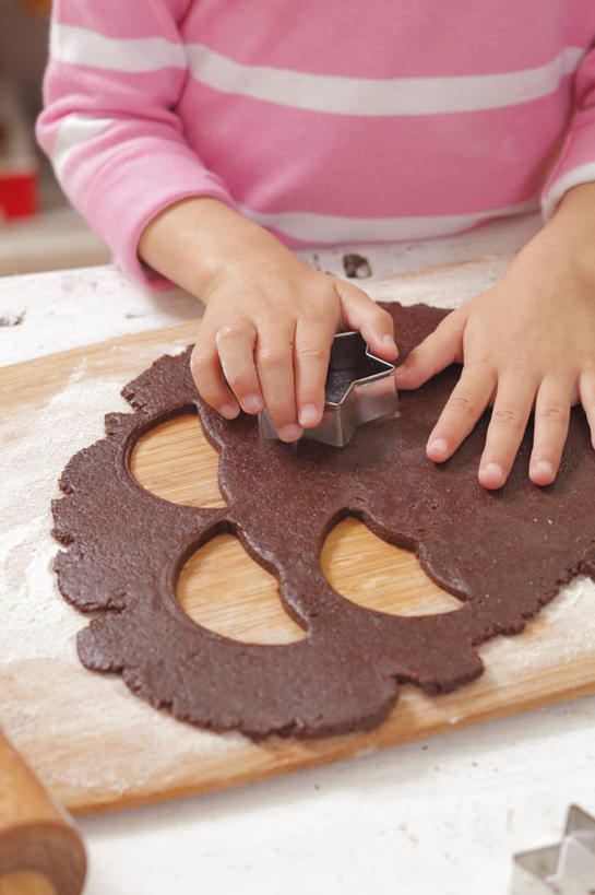 点心,西方人,儿童,手,一个人,竖图,俯视,室内,白天,毛衣,纯洁,餐桌,桌子,欧洲,欧洲人,双手,仅一个女性,仅一个人,握,阴影,服装,反射,木制,粉末,影子,面粉,食品,糖,糖果,甜点,甜品,曲奇,粮食,休闲装,食物,小孩,衣服,木制品,饼干,甜食,零食,巧克力,仅一个小孩,休闲,手部,休闲服,粉,可爱,童年,童趣,握着,服饰,餐台,朱古力,农产品,线衫,曲奇饼,童真,曲奇饼干,烂漫,无邪,原材料,巧克力曲奇,粉状,天真,女孩,女人,女性,白种人,孩子,半身,彩图,高角度拍摄,绒衣,套衫,套头毛衣,线衣,女生