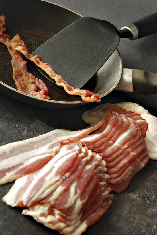 无人,竖图,俯视,室内,特写,白天,烹饪,餐桌,厨房,桌子,厨具,金属制品,一堆,许多,阴影,堆叠,堆积,反射,金属,锅子,影子,肉,锅铲,锅,培根,猪肉,肉类,煎锅,餐台,锅具,堆,肉食,烹饪用具,豚肉,烹调用具,烹调,彩图,高角度拍摄,灶间,烟肉,腌熏