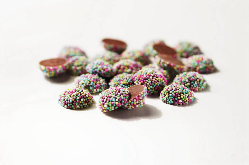 无人,横图,俯视,室内,特写,白天,白色背景,餐桌,桌子,许多,阴影,朦胧,模糊,装饰,反射,影子,食品,糖,糖果,甜点,甜品,软糖,食物,排列,甜食,巧克力,摄影,影棚,餐台,朱古力,华丽,修饰,点缀,横截面,剖面,衬托,美观,雅致,雅观,摆列,七彩米,七彩糖针,巧克力针,朱古力针,截面,截面图形,彩图,高角度拍摄,影棚拍摄,拍摄,布列,分列