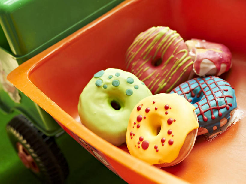 点心,面包,无人,横图,俯视,室内,特写,白天,游戏,卡车,汽车,玩具,五个,许多,阴影,反射,影子,塑料,食品,面点,玩,娱乐,车,食物,糕点,容器,塑料制品,交通工具,甜甜圈,休闲,益智,活动,储藏,储存,发泄,消遣,智力,载具,宣泄,多纳滋面包,唐纳滋,面包圈,玩耍,嬉戏,彩图,高角度拍摄,贮存