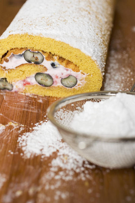 点心,无人,竖图,俯视,室内,特写,白天,下午茶,餐桌,桌子,一堆,许多,阴影,堆叠,堆积,反射,木制,粉末,滤器,影子,勺子,调料,食品,糖,坚果,果实,调味品,调味料,食物,糕点,木制品,干果,粉,餐台,堆,横截面,剖面,漏勺,糖粉,海绵蛋糕,粉状,粉剂,截面,截面图形,彩图,高角度拍摄,糖类,蛋糕