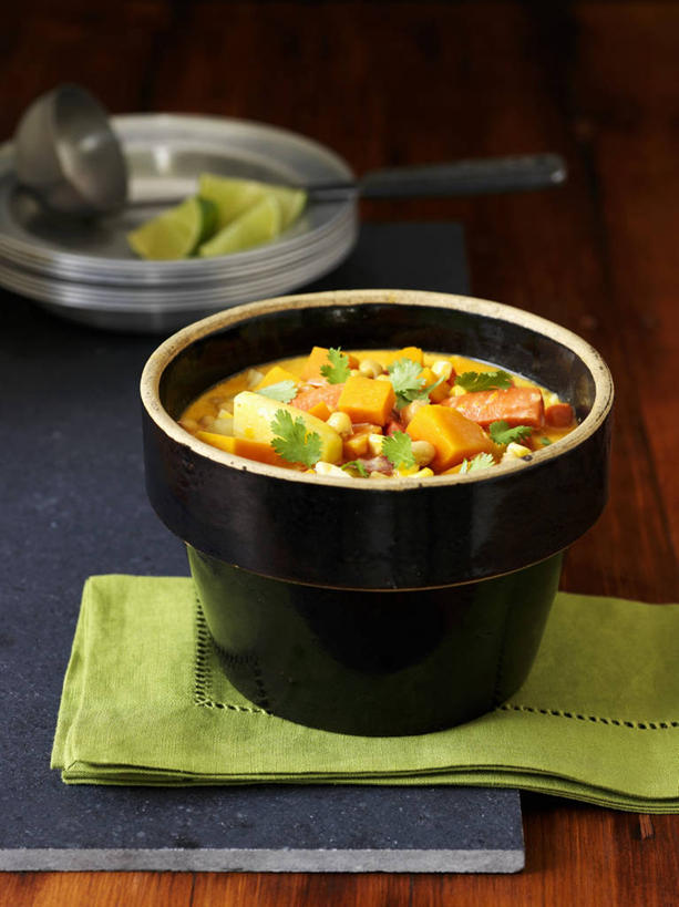 咖哩,无人,竖图,俯视,室内,特写,白天,烹饪,餐桌,桌子,蔬菜,一堆,许多,阴影,堆叠,堆积,朦胧,模糊,新鲜,反射,木制,布料,影子,陶瓷,调料,料理,食品,陶瓷制品,调味品,调味料,布纹,咖喱,菜肴,美食,桌布,食物,餐巾,木制品,容器,台布,碗,佳肴,有机食品,绿色食品,餐台,储藏,堆,储存,印度菜,印度料理,彩图,高角度拍摄,贮存